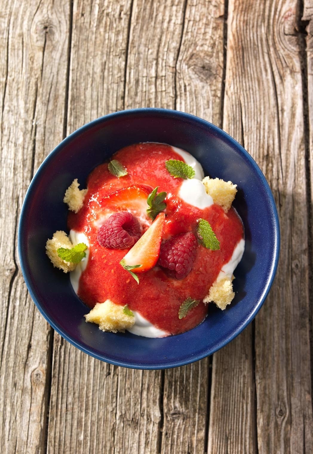 Himbeer-erdbeer-coulis mit joghurt