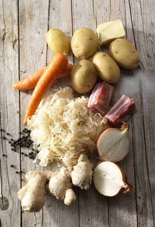 Sauerkraut und stampfkartoffeln mit frischer ingwerwurzel
